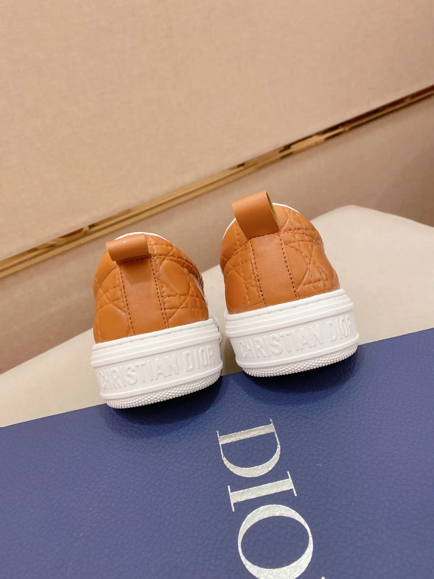 Factory price: 380💰 (leather lining * velvet lining optional) [Dior·Dio*] new casual sports style men's shoes, brand new design, perfect workmanship, slip-on lazy style to create cabinet quality, upper: imported first-layer cowhide, sheepskin lining is soft and comfortable, ultra-light rubber wear-resistant outsole, simple, versatile men's shoes, size: 39-44. Can be customized.45.46.47